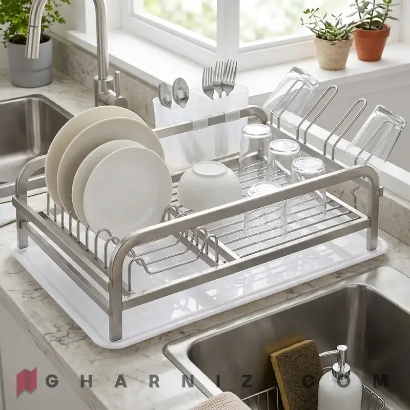 آبچکان اطلس مدل شبنم نقره‌ای با کاسه و بشقاب روی کابینت کنار سینک