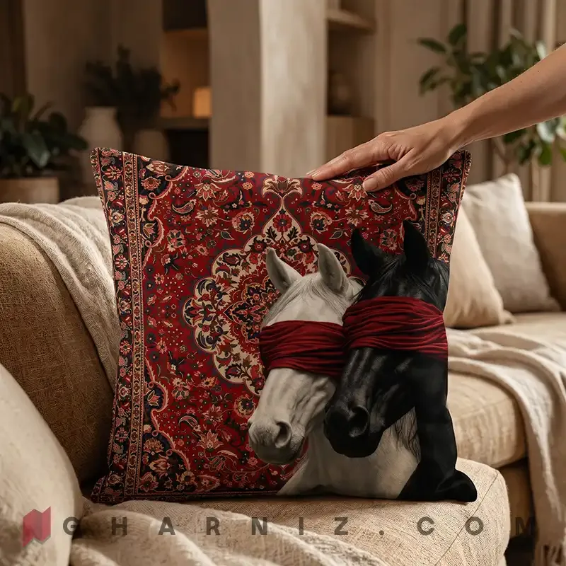 کاور کوسن مخمل طرح دو اسب چشم‌بسته روی فرش ایرانی کد gh-c822 — تصویر 5