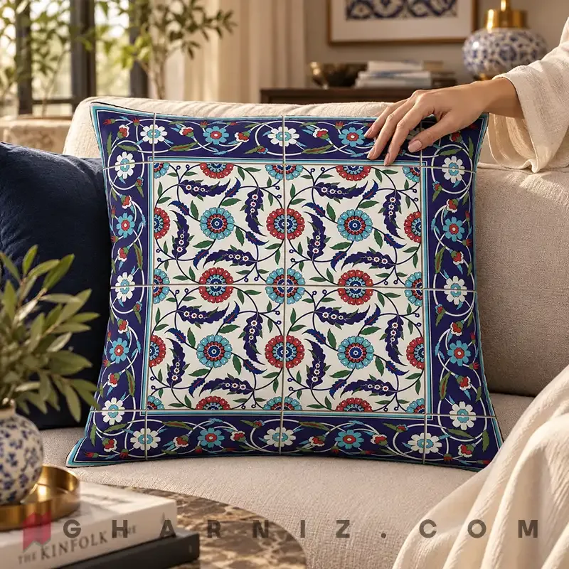 کاور کوسن مخمل طرح کاشی سرمه‌ ای گل اناری کد gh-c732 — تصویر 2