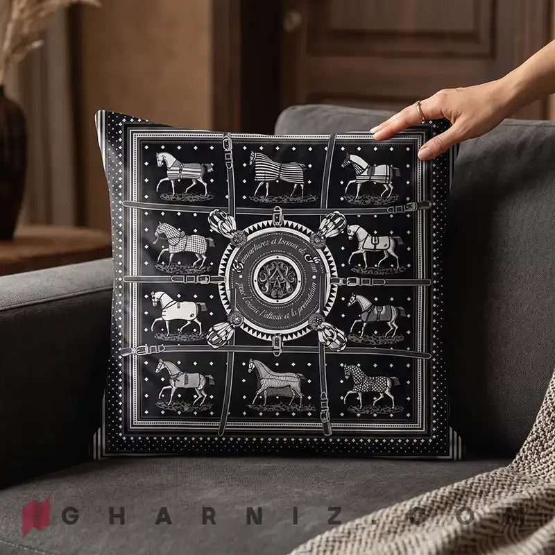 کاور کوسن مخمل طرح اسب و یراق با حاشیه بته‌ جقه کد gh-c770 — تصویر 8
