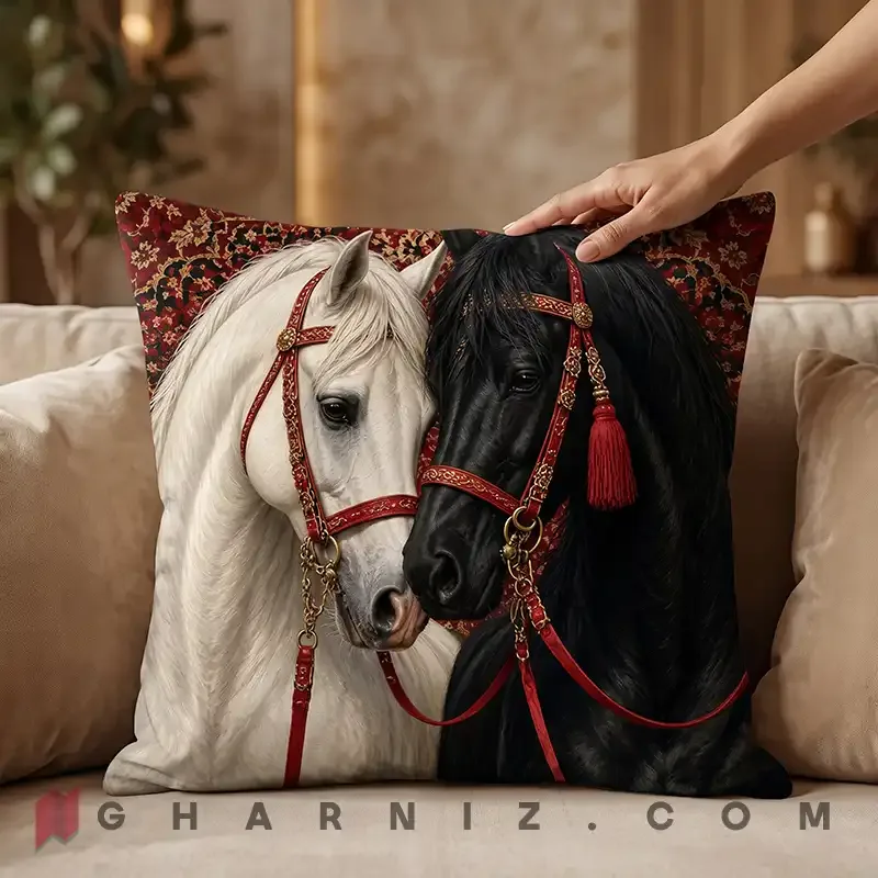 کاور کوسن مخمل طرح دو اسب با یراق زرشکی و فرش ایرانی کد gh-c825 — تصویر 4
