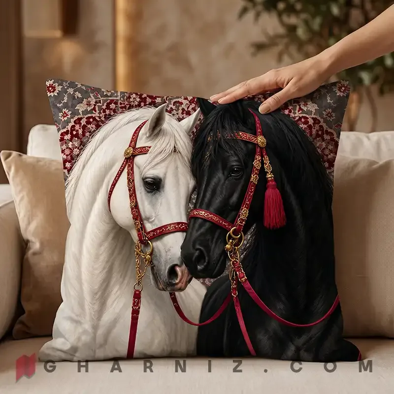 کاور کوسن مخمل طرح دو اسب با یراق زرشکی و فرش ایرانی کد gh-c825 — تصویر 6