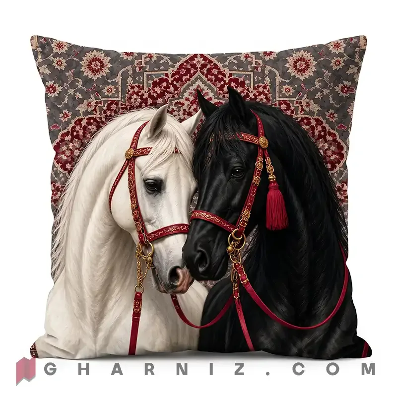 کاور کوسن مخمل طرح دو اسب با یراق زرشکی و فرش ایرانی کد gh-c825 — تصویر 3