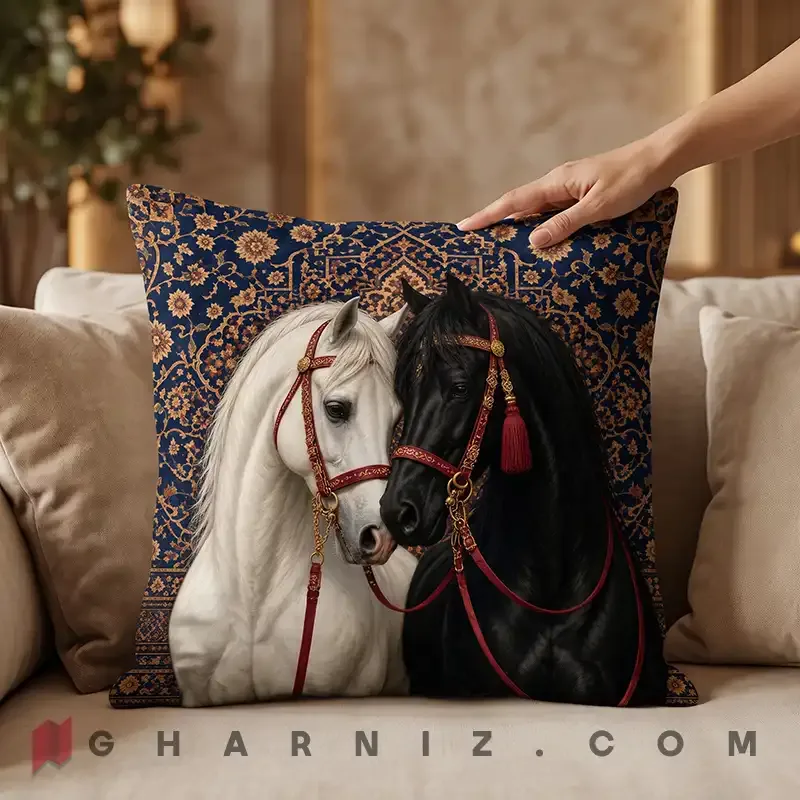 کاور کوسن مخمل طرح دو اسب با یراق زرشکی و فرش ایرانی کد gh-c825 — تصویر 5