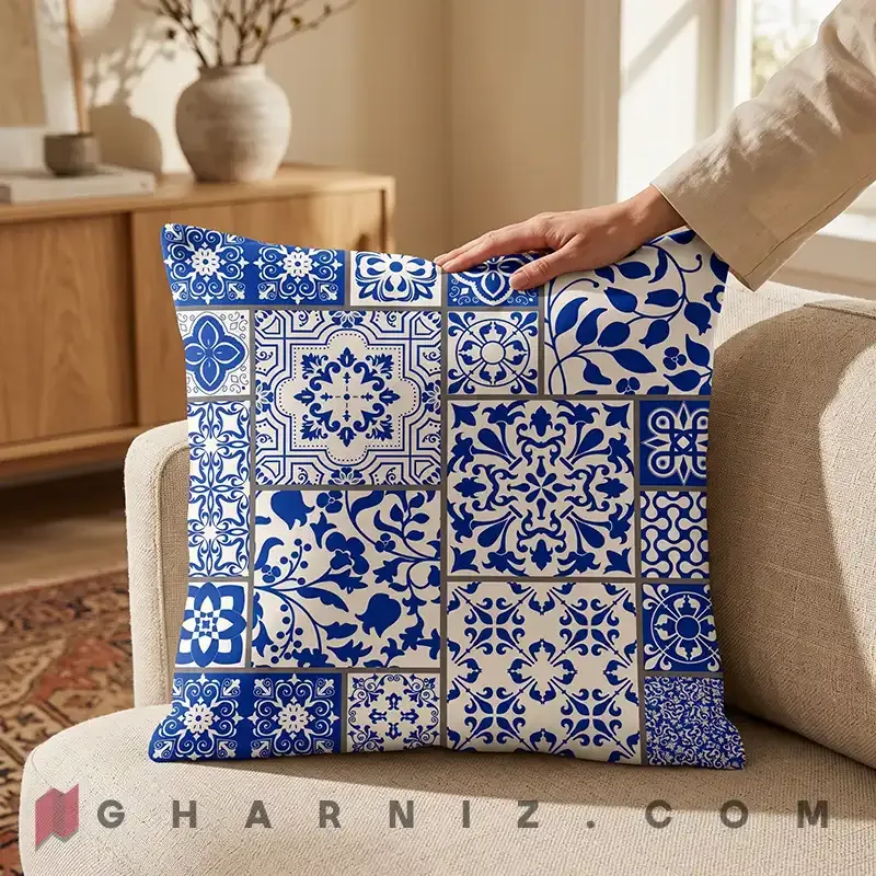 کاور کوسن مخمل طرح کاشی چهل‌ تکه آبی و سفید کد gh-c743 — تصویر 2